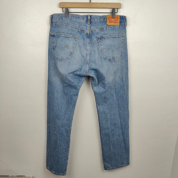 Levi's 501 Mens 34x30‎ Medium Wash Straight Fit Relaxed Casual - Picture 6 of 10
